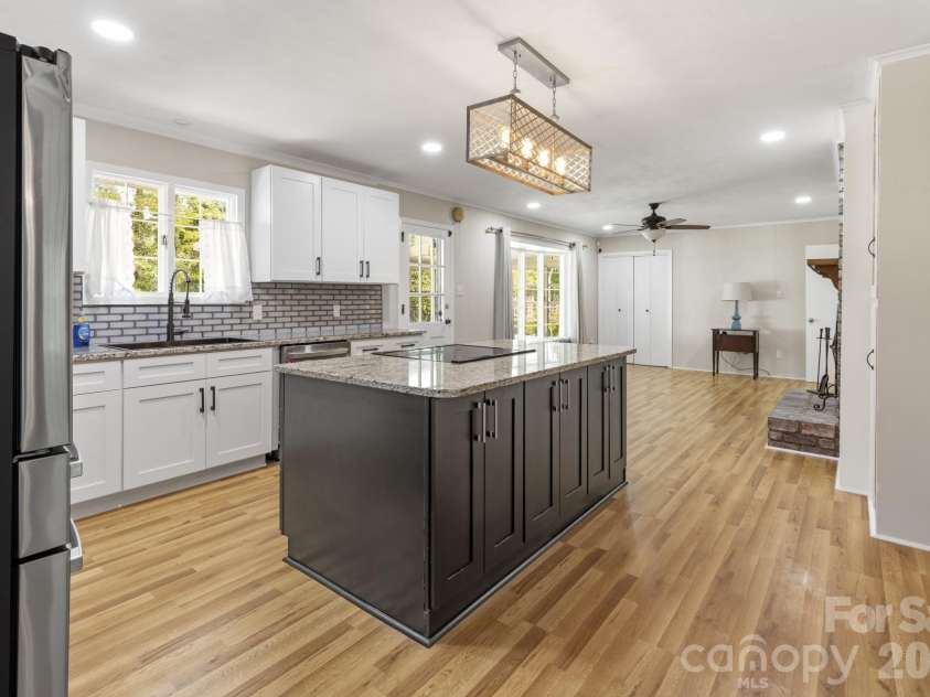 607 12th Avenue, Hickory, NC 28601.  MLS# CAR4363073, YatesRealty ID 16506. 