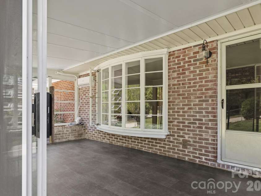 607 12th Avenue, Hickory, NC 28601.  MLS# CAR4363073, YatesRealty ID 16506. 