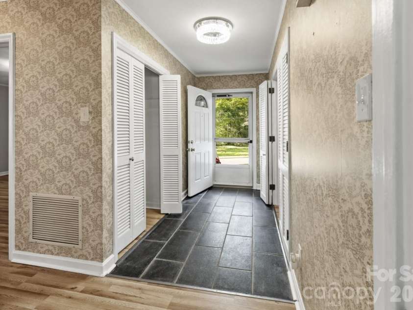 607 12th Avenue, Hickory, NC 28601.  MLS# CAR4363073, YatesRealty ID 16506. 