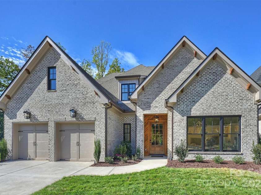 1211 Royal Prince Court, Charlotte, NC 28211.  MLS# CAR4155956, YatesRealty ID 16507. 1211 Royal Prince Court