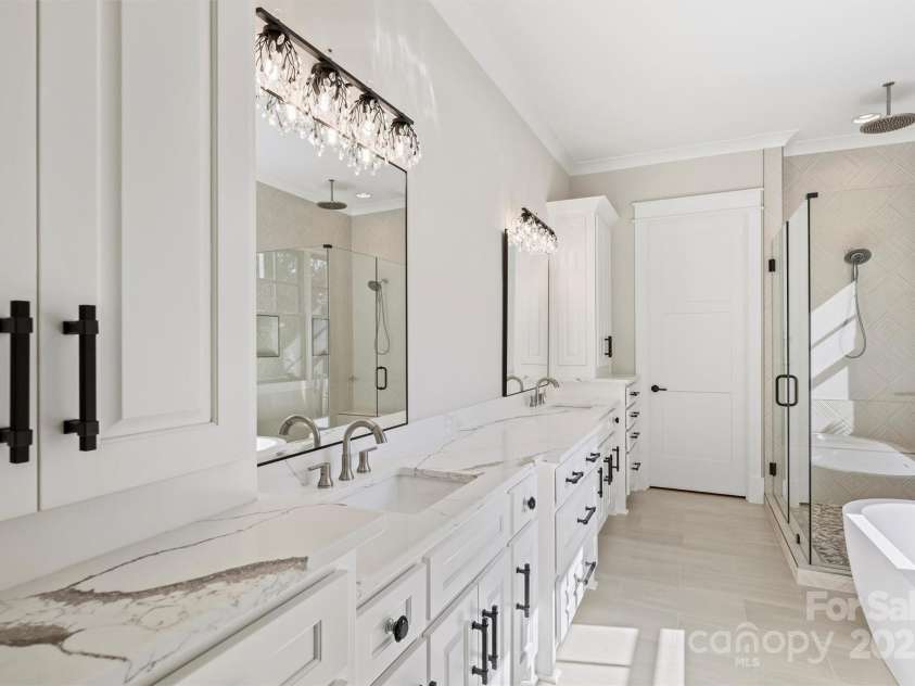 1211 Royal Prince Court, Charlotte, NC 28211.  MLS# CAR4155956, YatesRealty ID 16507. Primary Bath