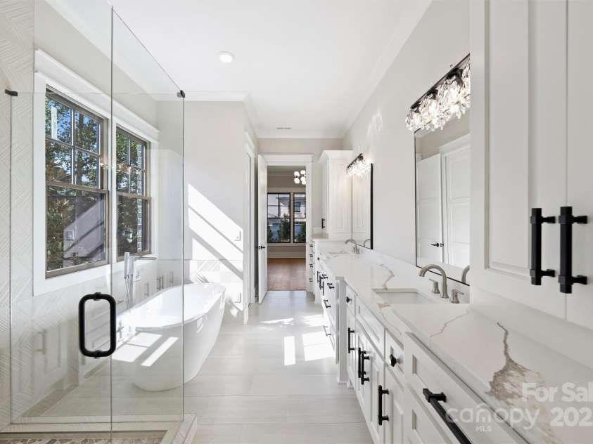 1211 Royal Prince Court, Charlotte, NC 28211.  MLS# CAR4155956, YatesRealty ID 16507. Primary Bath