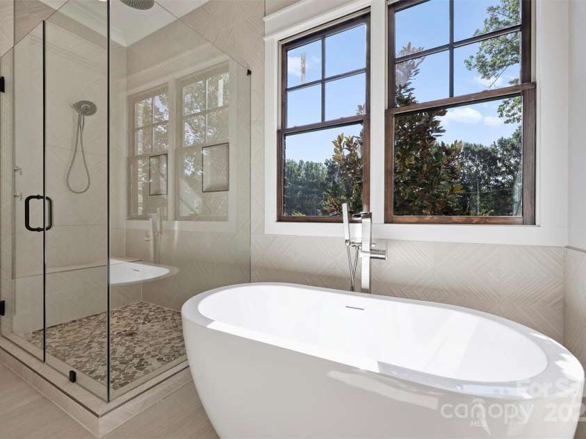 1211 Royal Prince Court, Charlotte, NC 28211.  MLS# CAR4155956, YatesRealty ID 16507. Primary Bath