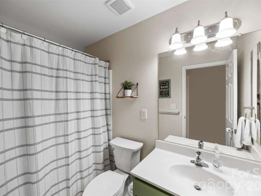 1229 Periwinkle Drive, Waxhaw, NC 28173.  MLS# CAR4373311, YatesRealty ID 16507. Guest Bath