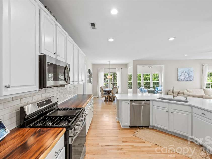 1229 Periwinkle Drive, Waxhaw, NC 28173.  MLS# CAR4373311, YatesRealty ID 16507. Open, sunny and welcoming!