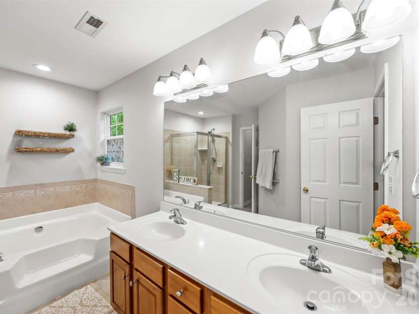 1229 Periwinkle Drive, Waxhaw, NC 28173.  MLS# CAR4373311, YatesRealty ID 16507. Primary Bath