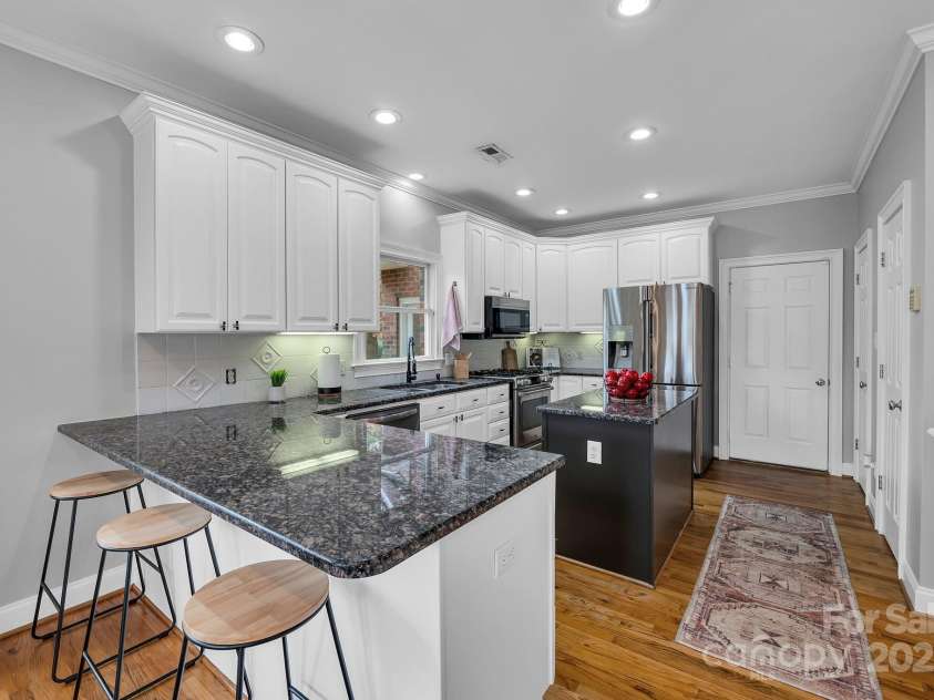271 Lockhard Circle, Troutman, NC 28166.  MLS# CAR4194496, YatesRealty ID 16508. THE OPEN KITCHEN FEATURES BRAND NEW STAINLESS STEEL APPLIANCES, FRESHLY RESURFACED AND PAINTED CABINETS, REFRESHED BACKSPLASH AND GRANITE COUNTERTOPS