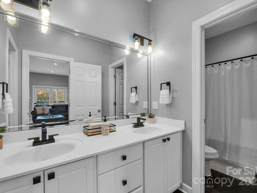 271 Lockhard Circle, Troutman, NC 28166.  MLS# CAR4194496, YatesRealty ID 16508. THE SHARED BATHROOM IN THE BASEMENT OFFERS PLENT OF SPACE TO GET READY FOR THE DAY W/ A SPACIOUS DUAL VANITY, BATH TUB/SHOWER COMBO AND ADDITIONAL WATER CLOSET