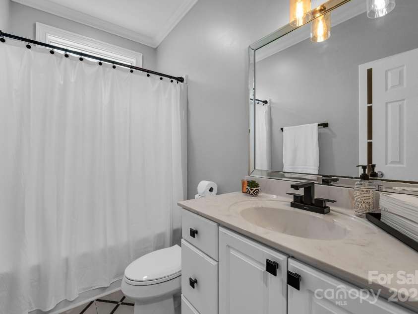 271 Lockhard Circle, Troutman, NC 28166.  MLS# CAR4194496, YatesRealty ID 16508. THE SHARED HALL BATHROOM HAS BEEN REFRESHED WITH FRESH NEUTRAL PAINT, NEW MATTE BLACK LIGHTING AND FINISHES AND NEW MOSAIC VINYL TILE