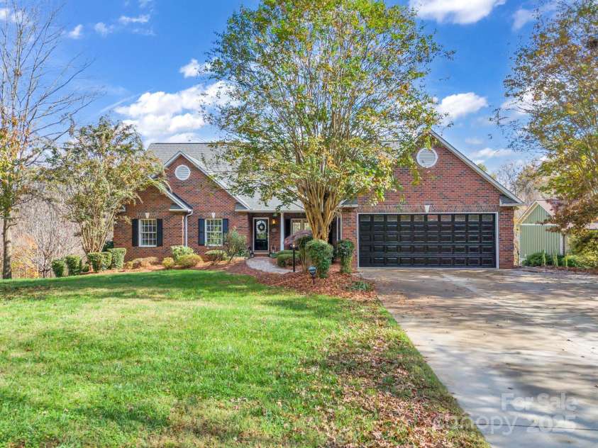 271 Lockhard Circle, Troutman, NC 28166.  MLS# CAR4194496, YatesRealty ID 16508. WELCOME HOME!