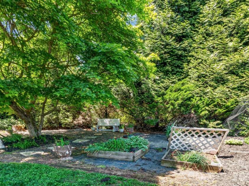 8145 Monbo Road, Catawba, NC 28609.  MLS# CAR4369669, YatesRealty ID 16509. Sitting area