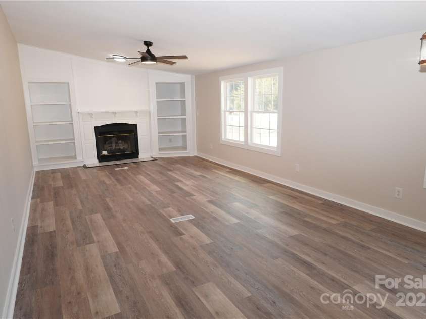 291 Patterson Farm Road, Mooresville, NC 28115.  MLS# CAR4219052, YatesRealty ID 16510. Family room a
