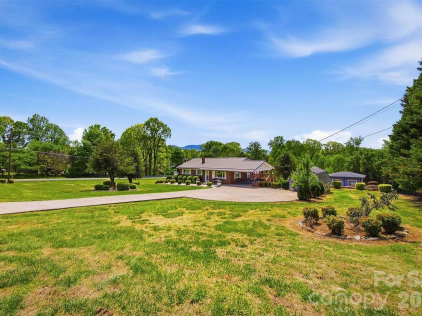 101 Regina Drive, Morganton, NC 28655.  MLS# CAR4369882, YatesRealty ID 16511. 