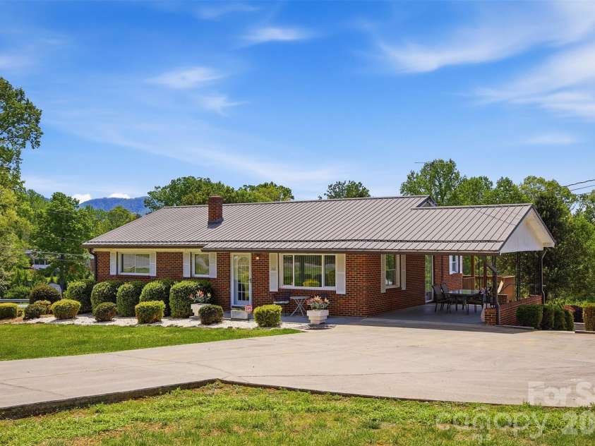 101 Regina Drive, Morganton, NC 28655.  MLS# CAR4369882, YatesRealty ID 16511. 
