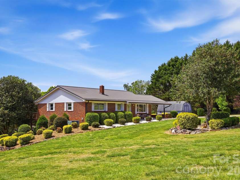 101 Regina Drive, Morganton, NC 28655.  MLS# CAR4369882, YatesRealty ID 16511. 