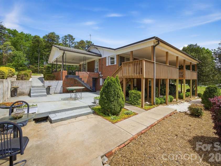 101 Regina Drive, Morganton, NC 28655.  MLS# CAR4369882, YatesRealty ID 16511. 