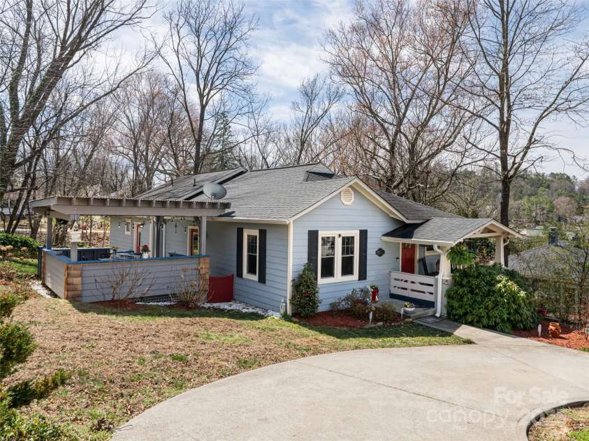 7 Temple Avenue, Asheville, NC 28804.  MLS# CAR4237775, YatesRealty ID 16513. Circular driveway with parking.
