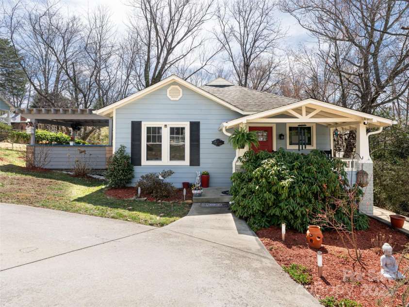 7 Temple Avenue, Asheville, NC 28804.  MLS# CAR4237775, YatesRealty ID 16513. Front of 7 Temple Ave.