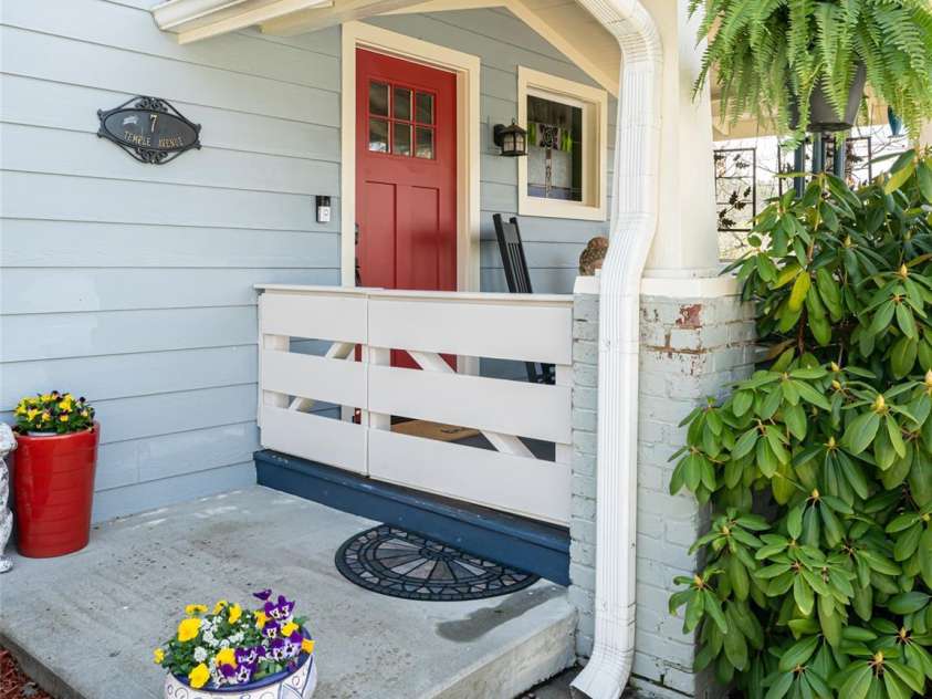 7 Temple Avenue, Asheville, NC 28804.  MLS# CAR4237775, YatesRealty ID 16513. Front porch.