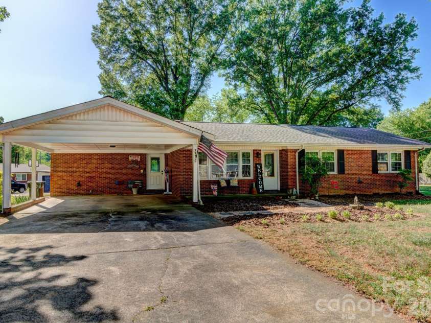 113 Delview Drive, Cherryville, NC 28021.  MLS# CAR4374668, YatesRealty ID 16514. 
