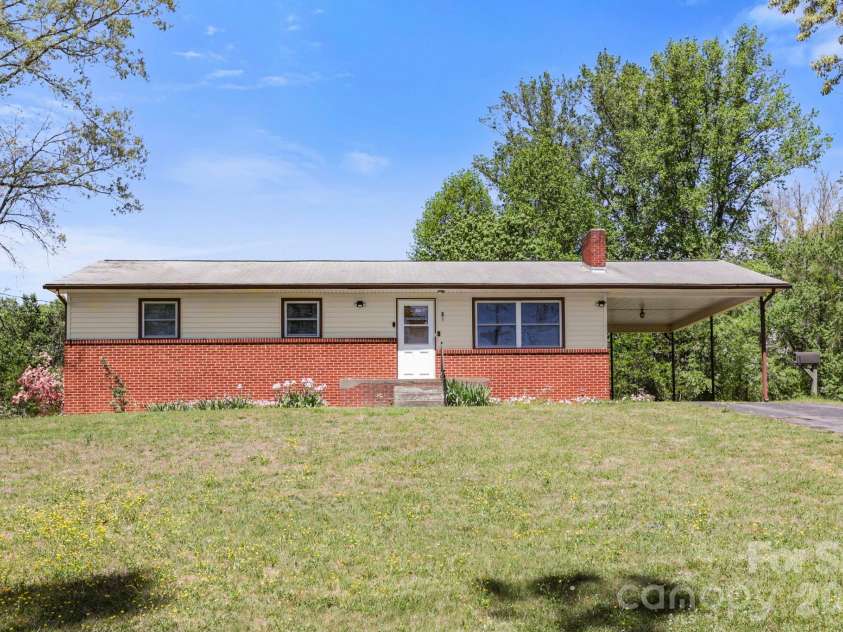41 Hartshorn Drive, Candler, NC 28715.  MLS# CAR4372470, YatesRealty ID 16516. 
