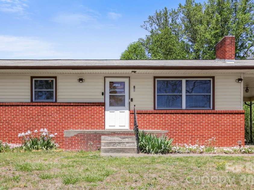 41 Hartshorn Drive, Candler, NC 28715.  MLS# CAR4372470, YatesRealty ID 16516. 