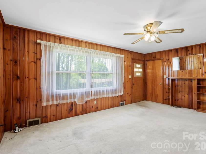 41 Hartshorn Drive, Candler, NC 28715.  MLS# CAR4372470, YatesRealty ID 16516. 
