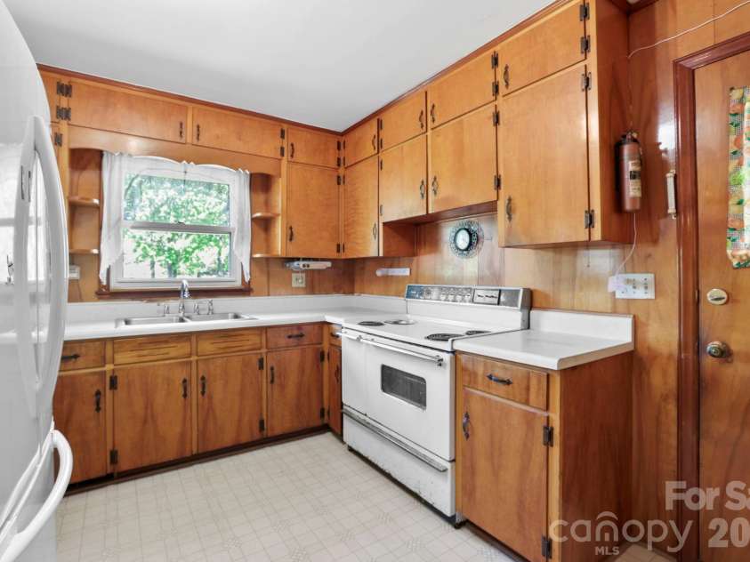 41 Hartshorn Drive, Candler, NC 28715.  MLS# CAR4372470, YatesRealty ID 16516. 