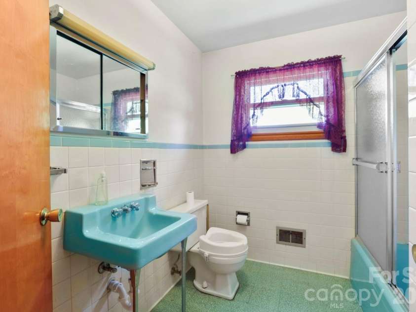 41 Hartshorn Drive, Candler, NC 28715.  MLS# CAR4372470, YatesRealty ID 16516. 