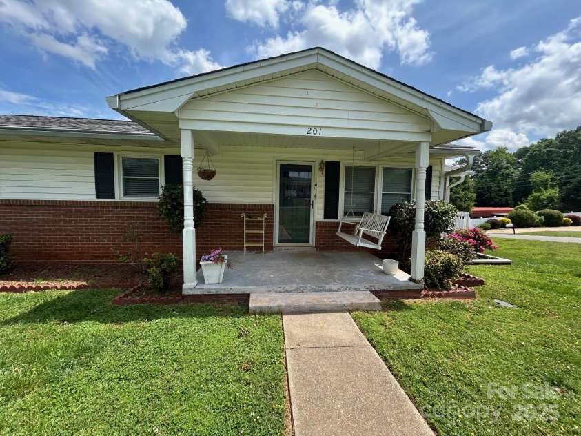 201 Mitchell Street, Belmont, NC 28012.  MLS# CAR4249439, YatesRealty ID 16519. 