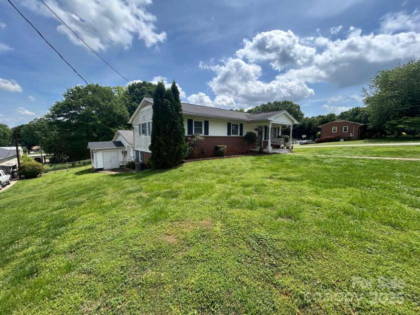 201 Mitchell Street, Belmont, NC 28012.  MLS# CAR4249439, YatesRealty ID 16519. 