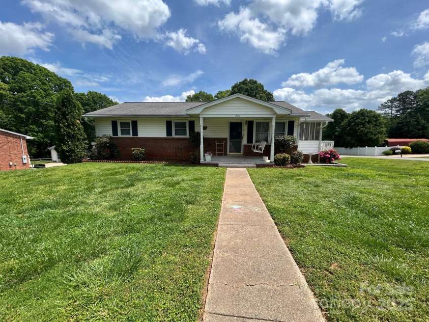 201 Mitchell Street, Belmont, NC 28012.  MLS# CAR4249439, YatesRealty ID 16519. 