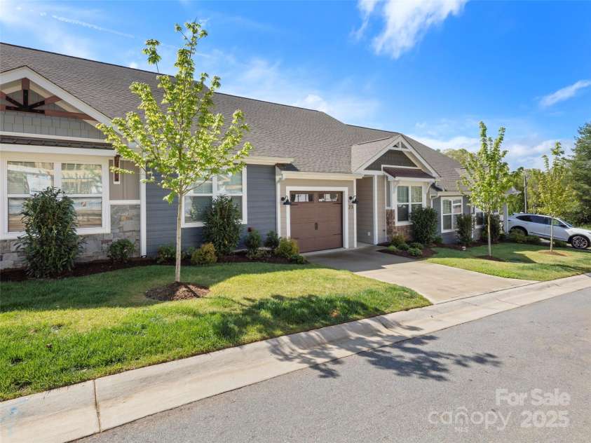 23 Heartleaf Circle, Arden, NC 28704.  MLS# CAR4250895, YatesRealty ID 16520. 