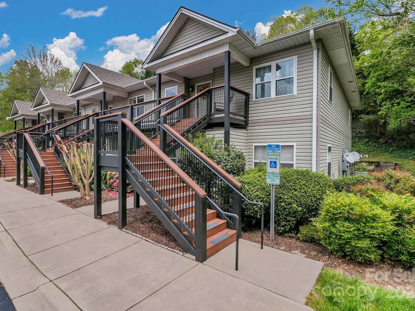 101 Carlyle Way, Asheville, NC 28803.  MLS# CAR4250295, YatesRealty ID 16521. 