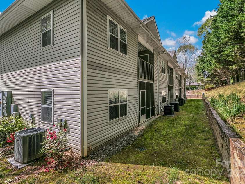 101 Carlyle Way, Asheville, NC 28803.  MLS# CAR4250295, YatesRealty ID 16521. 