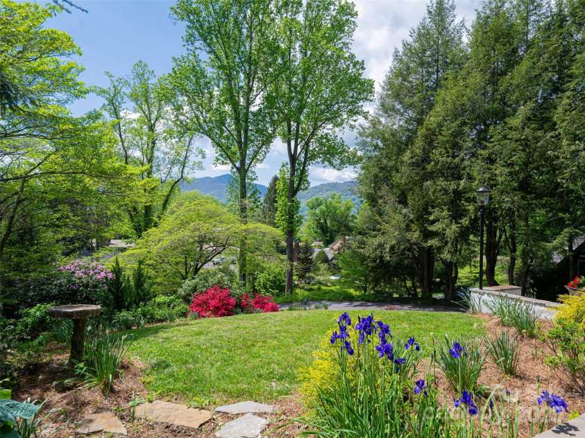 165 Country Club Drive, Waynesville, NC 28786.  MLS# CAR4254331, YatesRealty ID 16524. 