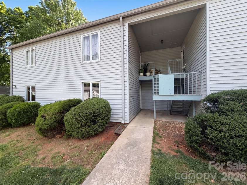 2020 Stoney Point Lane, Charlotte, NC 28210.  MLS# CAR4373209, YatesRealty ID 16525. 