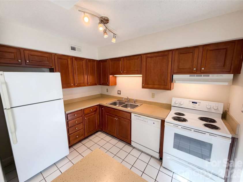 2020 Stoney Point Lane, Charlotte, NC 28210.  MLS# CAR4373209, YatesRealty ID 16525. 