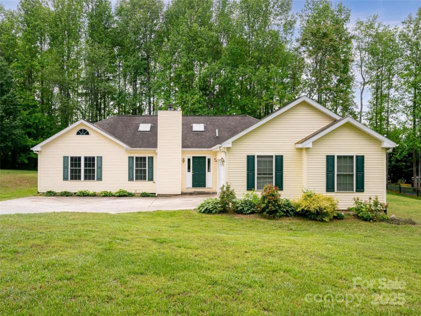 88 Star Point Drive, Hendersonville, NC 28792.  MLS# CAR4255101, YatesRealty ID 16525. 