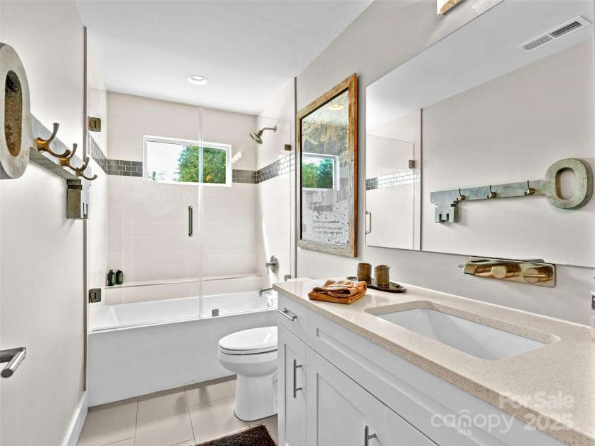 40 Overlook Road, Asheville, NC 28803.  MLS# CAR4300560, YatesRealty ID 16528. 