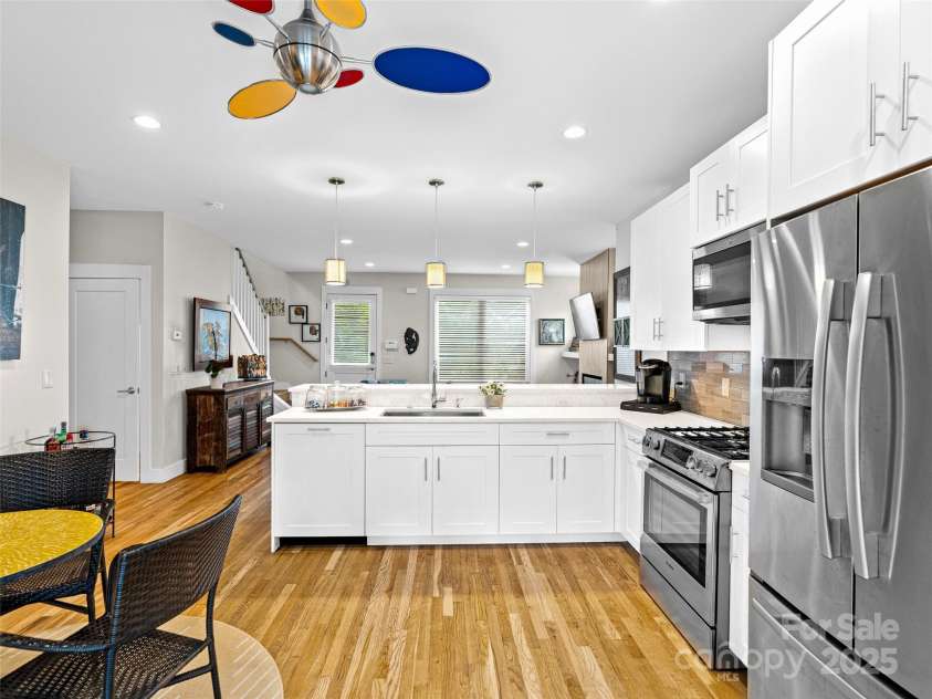 40 Overlook Road, Asheville, NC 28803.  MLS# CAR4300560, YatesRealty ID 16528. Chef’s kitchen with breakfast bar — perfect for casual meals or entertaining while you cook.