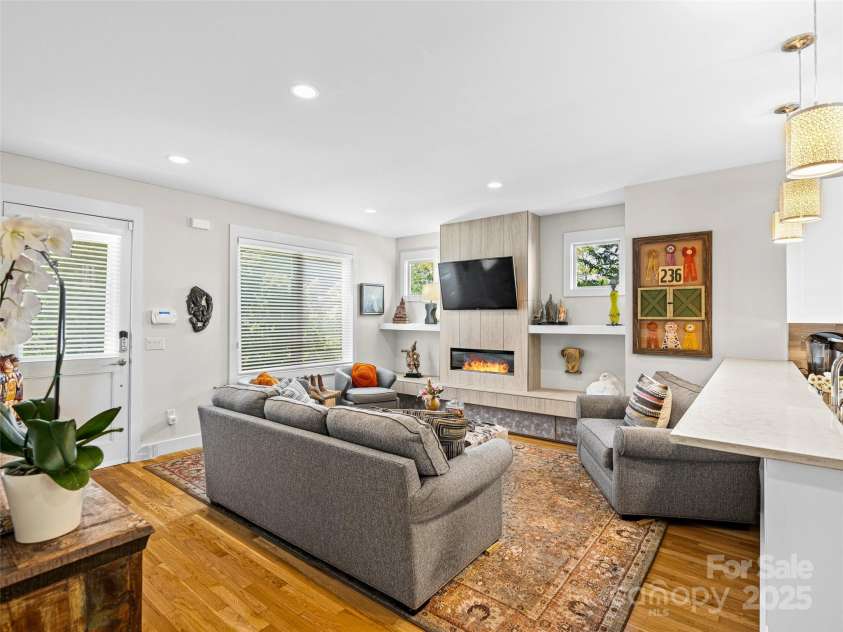40 Overlook Road, Asheville, NC 28803.  MLS# CAR4300560, YatesRealty ID 16528. Open and airy living room offering a perfect blend of comfort and sophistication.