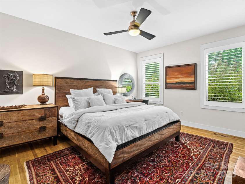 40 Overlook Road, Asheville, NC 28803.  MLS# CAR4300560, YatesRealty ID 16528. Spacious main-level primary suite offering comfort and privacy.