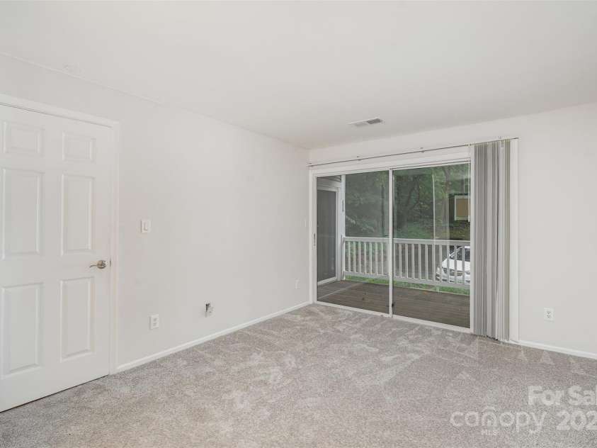 2512 Cranbrook Lane, Charlotte, NC 28207.  MLS# CAR4262833, YatesRealty ID 16533. 