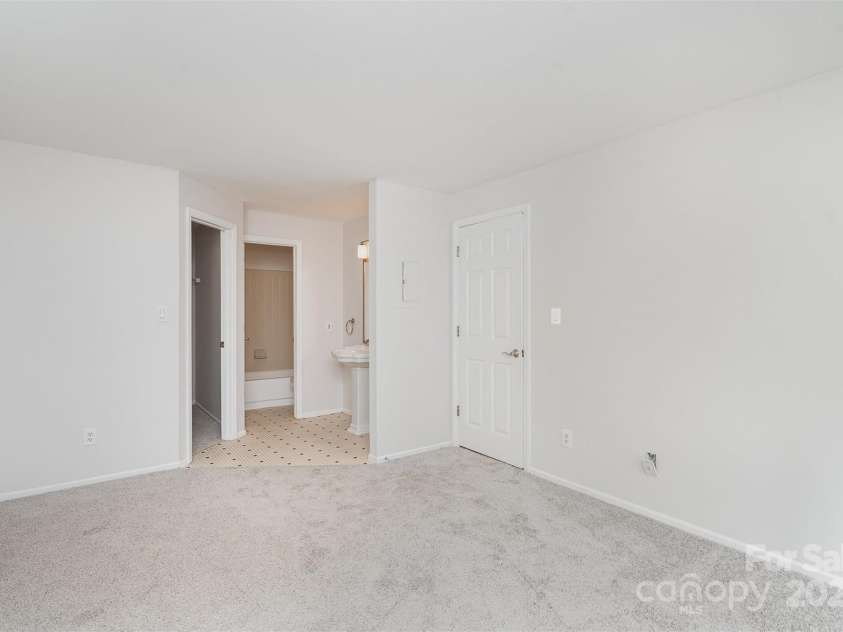 2512 Cranbrook Lane, Charlotte, NC 28207.  MLS# CAR4262833, YatesRealty ID 16533. 