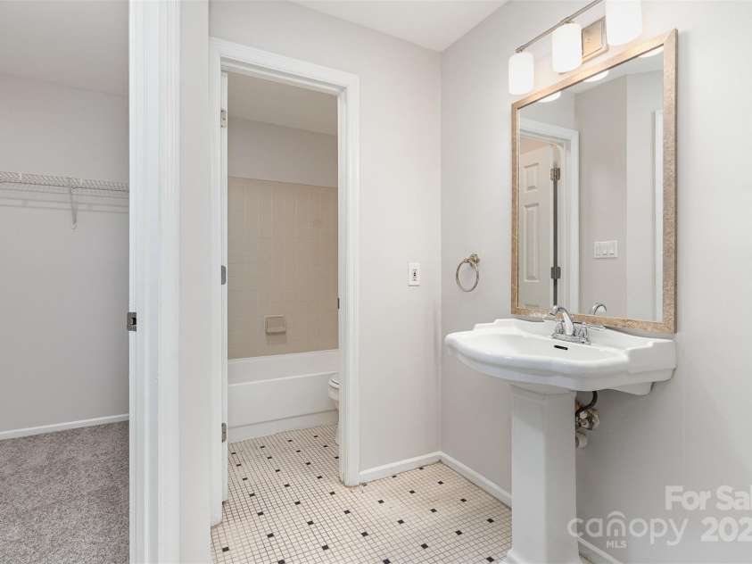 2512 Cranbrook Lane, Charlotte, NC 28207.  MLS# CAR4262833, YatesRealty ID 16533. 