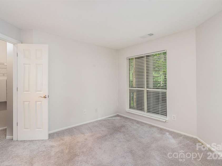 2512 Cranbrook Lane, Charlotte, NC 28207.  MLS# CAR4262833, YatesRealty ID 16533. 
