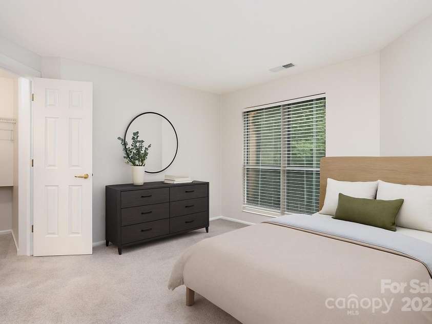 2512 Cranbrook Lane, Charlotte, NC 28207.  MLS# CAR4262833, YatesRealty ID 16533. 