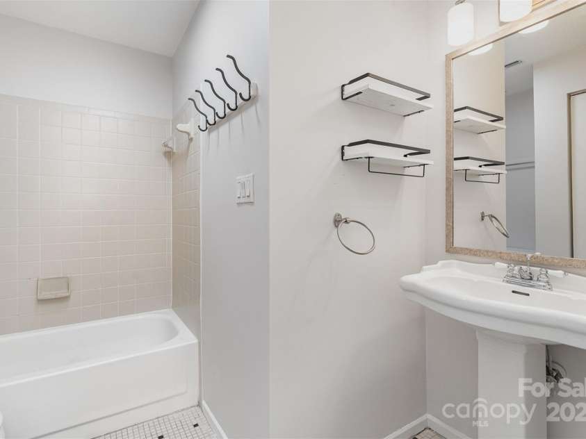 2512 Cranbrook Lane, Charlotte, NC 28207.  MLS# CAR4262833, YatesRealty ID 16533. 