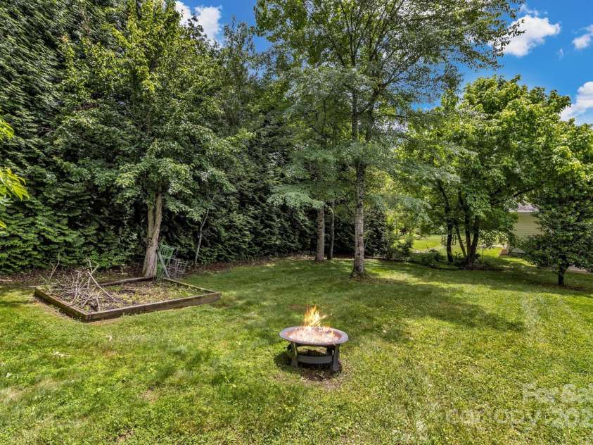 32 White Fox Drive, Fletcher, NC 28732.  MLS# CAR4264954, YatesRealty ID 16534. 